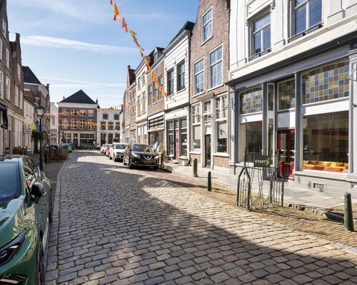 Bedrijfsruimte met bovenwoning