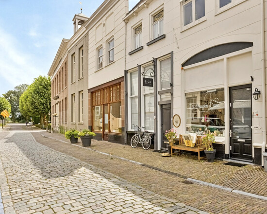 Winkel en bovenhuis te koop